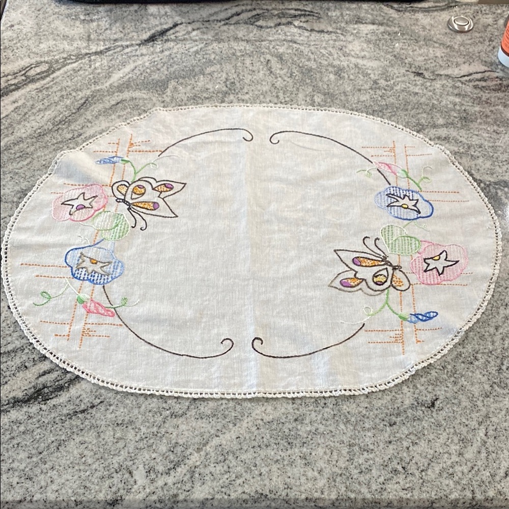 Embroidered Vintage Floral Table Runner!